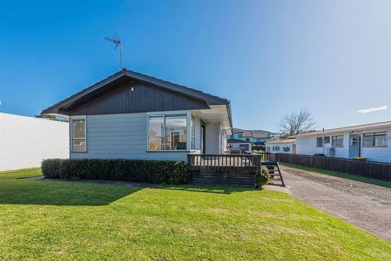 Photo of property in 4 Pipitea Place, Massey, Auckland, 0614