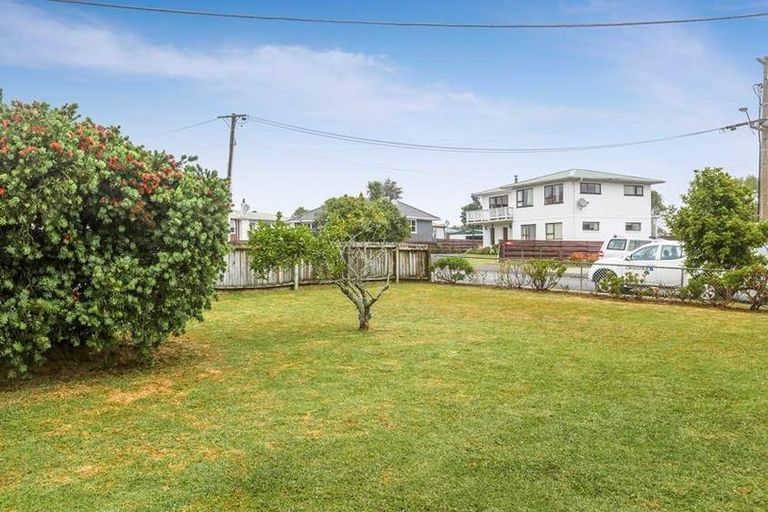 Photo of property in 14 Mackenzie Street, Te Atatu South, Auckland, 0610