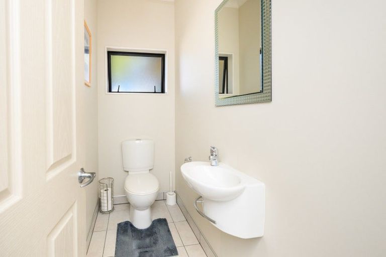 Photo of property in 48 Johnstone Drive, Fitzherbert, Palmerston North, 4410