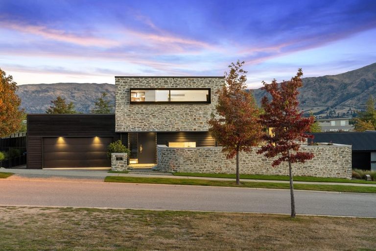 Photo of property in 34 Minaret Ridge, Wanaka, 9305
