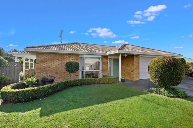 Photo of property in 51 Lakeside Drive, Orewa, 0931