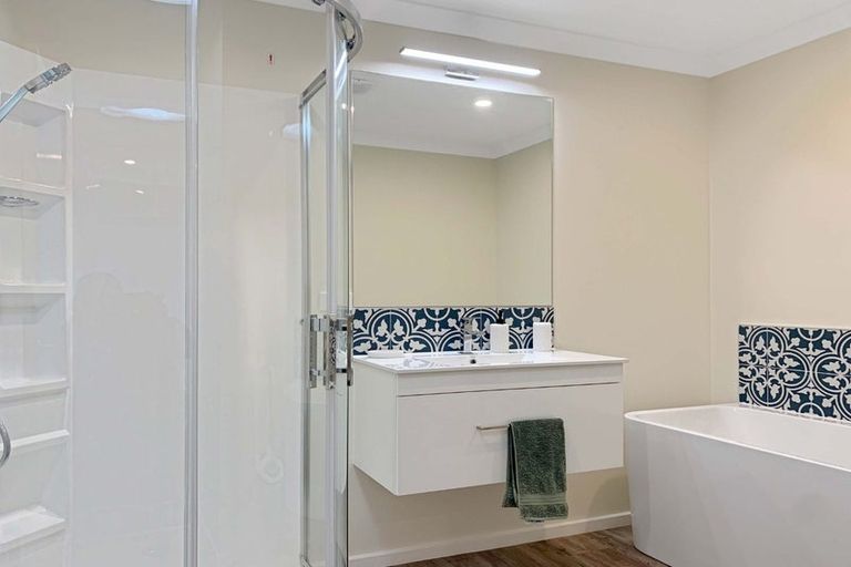 Photo of property in 19b Promontory Crescent, Newlands, Wellington, 6037