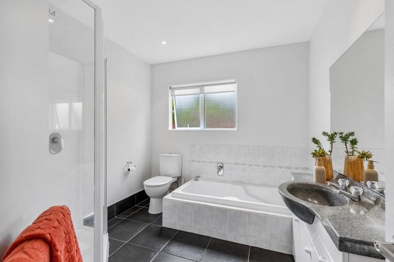 Photo of property in 5 Oystergrove Road, West Harbour, Auckland, 0618