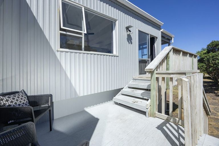 Photo of property in 95 Marine Parade North, Piha, New Lynn, 0772