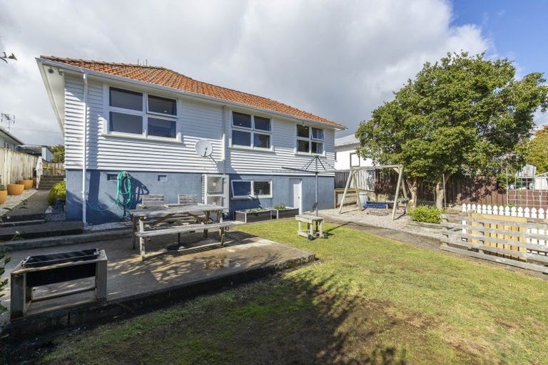 Photo of property in 15 Tarahua Road, Vogeltown, New Plymouth, 4310