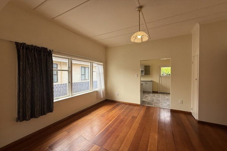 Photo of property in 187 The Parade, Island Bay, Wellington, 6023