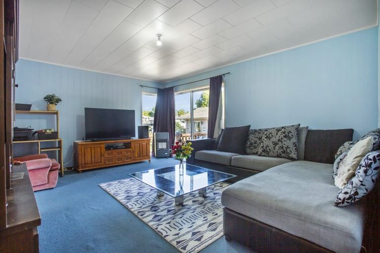 Photo of property in 15 Pipitea Place, Massey, Auckland, 0614
