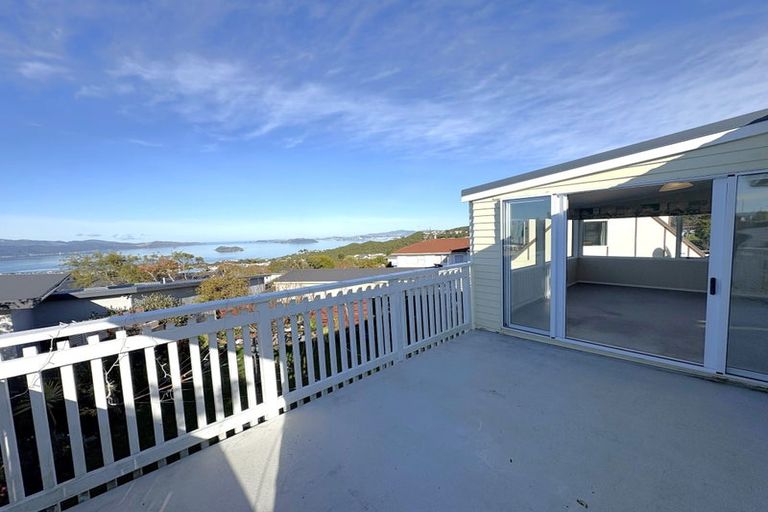 Photo of property in 5 Oakleigh Street, Maungaraki, Lower Hutt, 5010