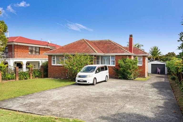 Photo of property in 184 Great North Road, Glendene, Auckland, 0612