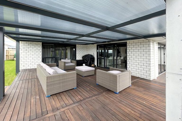 Photo of property in 104 Johnstone Drive, Fitzherbert, Palmerston North, 4410