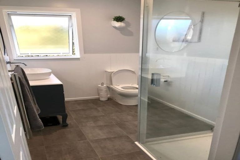 Photo of property in 2 Warren Street, Paparangi, Wellington, 6037