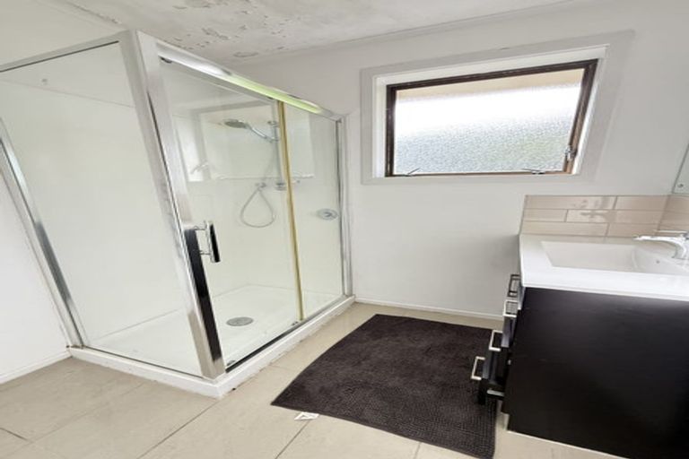 Photo of property in 1/18 Cypress Place, Sunnynook, Auckland, 0620