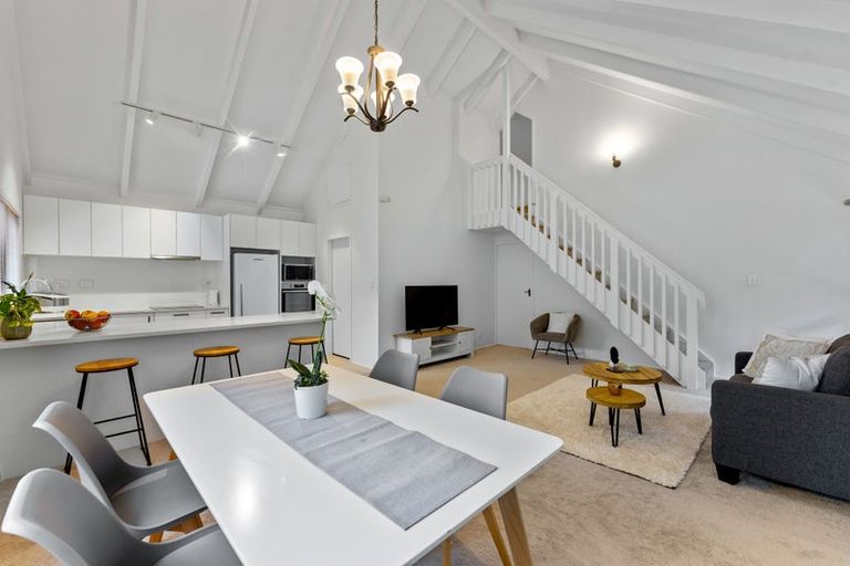 Photo of property in 2/1 Trelawny Place, Hillcrest, Auckland, 0627