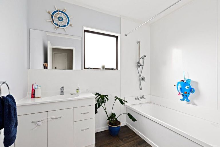 Photo of property in 6 Te Moau Avenue, Parakai, 0830