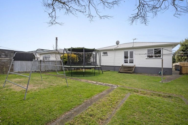 Photo of property in 3 Blenheim Place, Vogeltown, New Plymouth, 4310