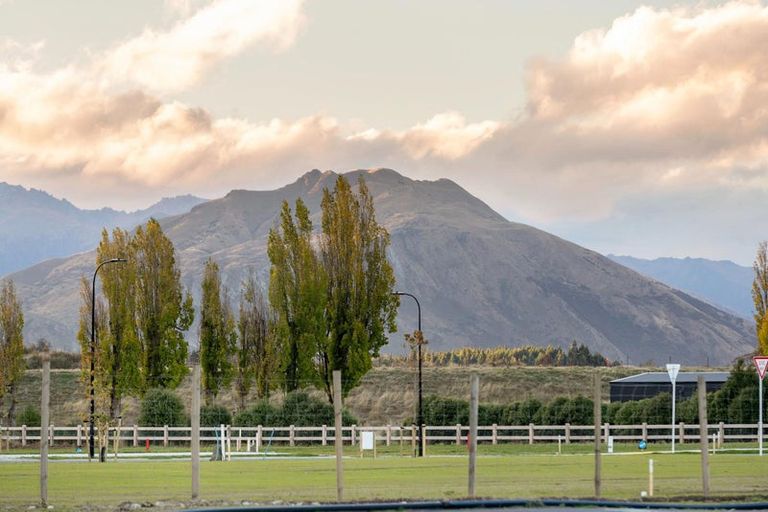 Photo of property in 4 Raspberry Close, Wanaka, 9382