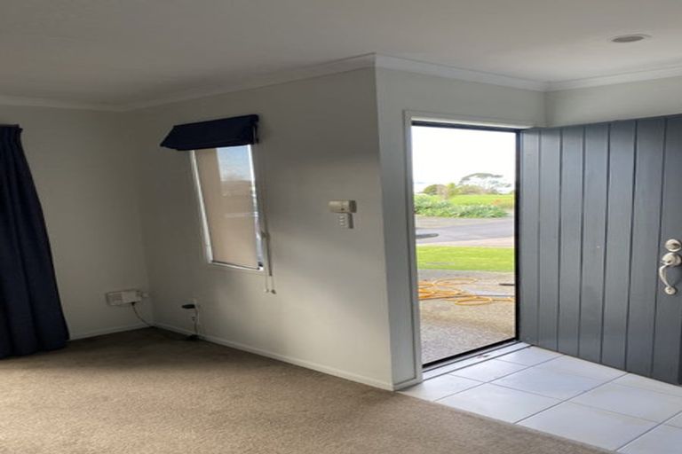 Photo of property in 54 Provence Esplanade, Te Atatu Peninsula, Auckland, 0610