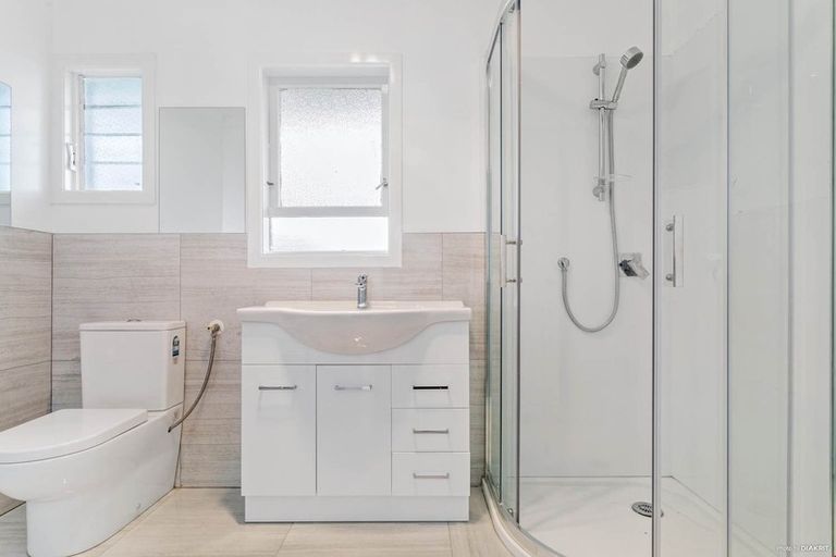 Photo of property in 31 London Street, Te Atatu Peninsula, Auckland, 0610