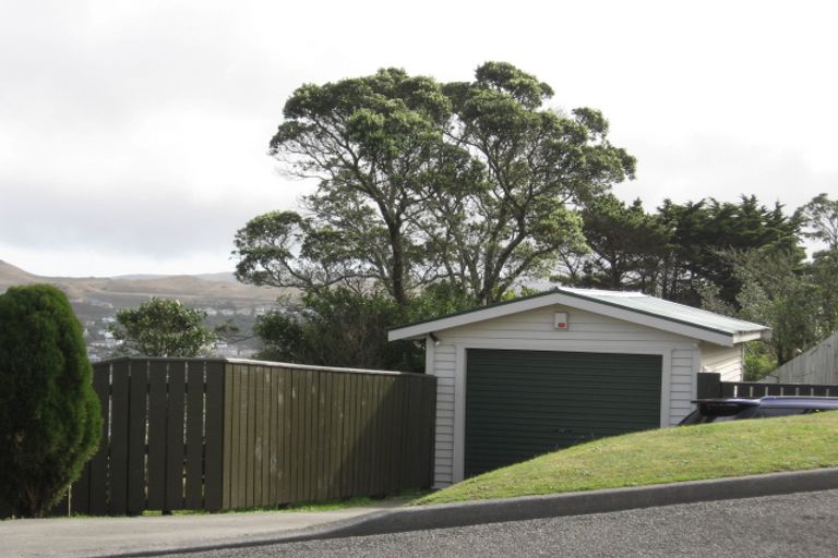 Photo of property in 19 Ruskin Road, Newlands, Wellington, 6037
