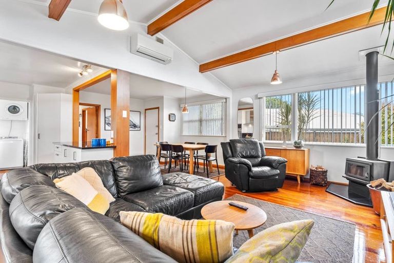 Photo of property in 6 Clinton Avenue, Te Atatu Peninsula, Auckland, 0610