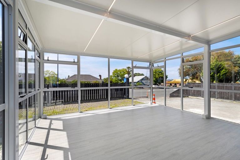 Photo of property in 3208a Great North Road, New Lynn, Auckland, 0600