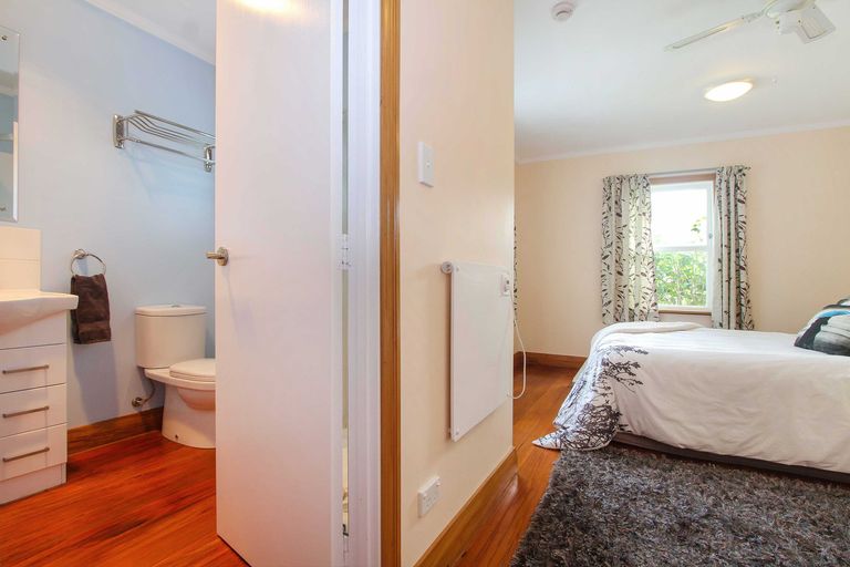 Photo of property in 24 Howard Road, Northcote, Auckland, 0627