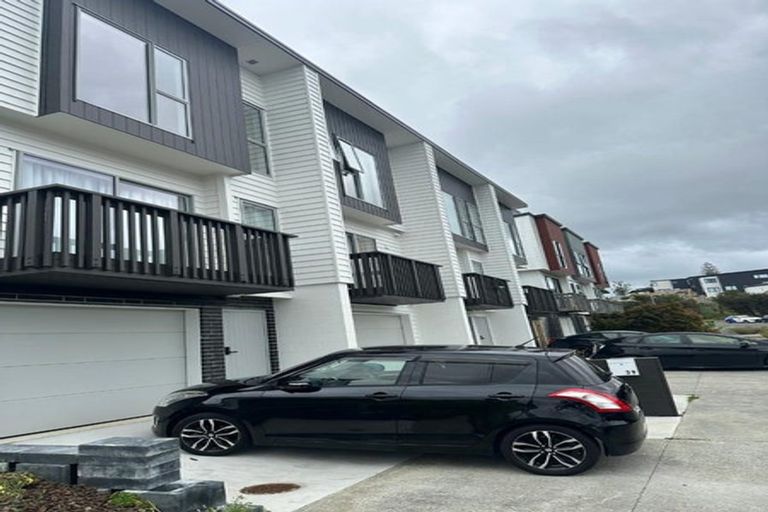 Photo of property in 39 Lawson Creek Street, Massey, Auckland, 0614