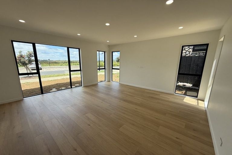 Photo of property in 21 Catalina Avenue, Rosehill, 2113