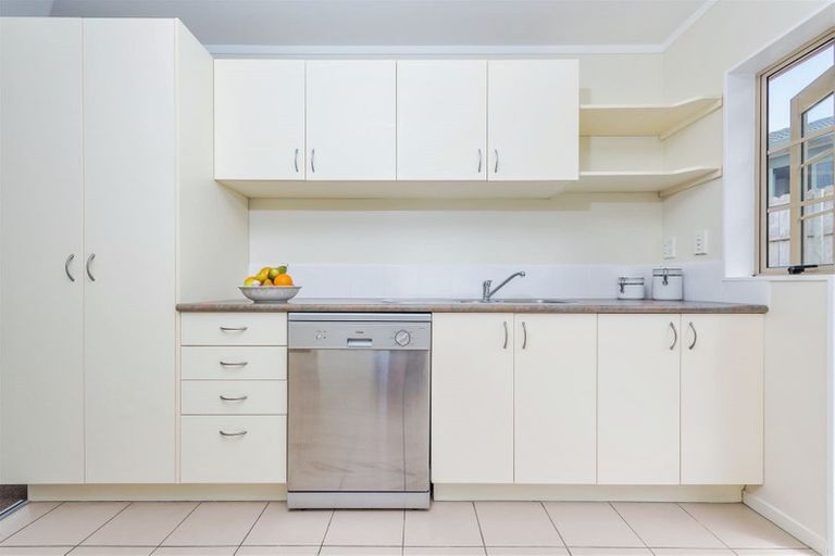 Photo of property in 28 Ginders Drive, Massey, Auckland, 0614