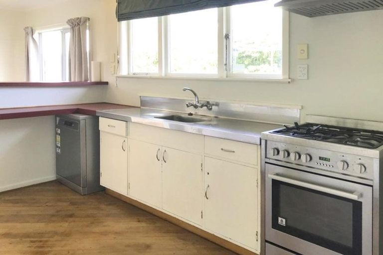 Photo of property in 1 Kinapori Terrace, Newlands, Wellington, 6037