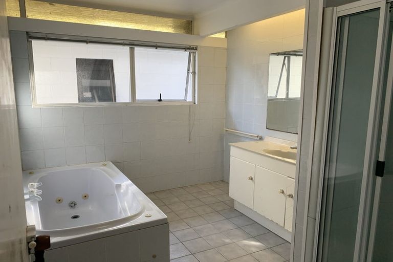 Photo of property in 60 Chelsea View Drive, Chatswood, Auckland, 0626