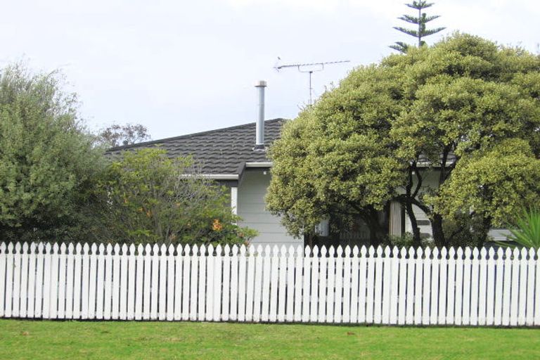 Photo of property in 129 Rosario Crescent, Red Beach, 0932