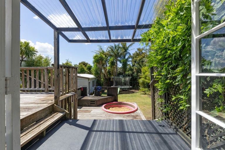 Photo of property in 25 Taipari Road, Te Atatu Peninsula, Auckland, 0610