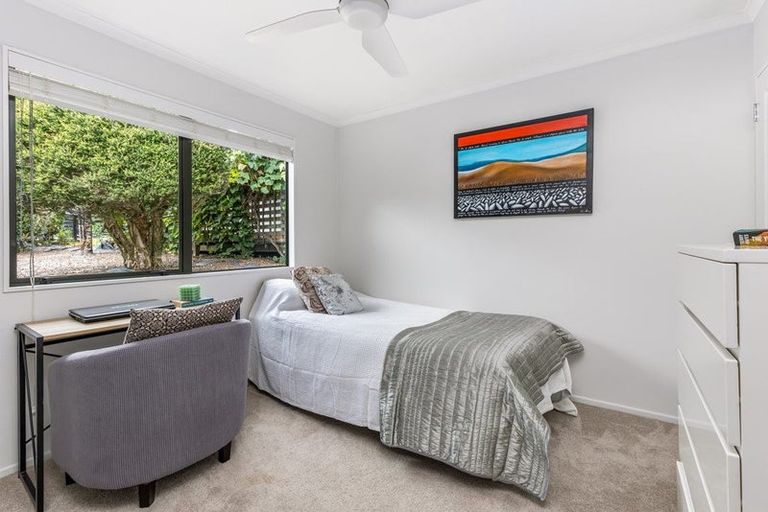 Photo of property in 5 Springwater Vale, Unsworth Heights, Auckland, 0632