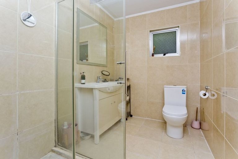 Photo of property in 1/114 Sunset Road, Unsworth Heights, Auckland, 0632