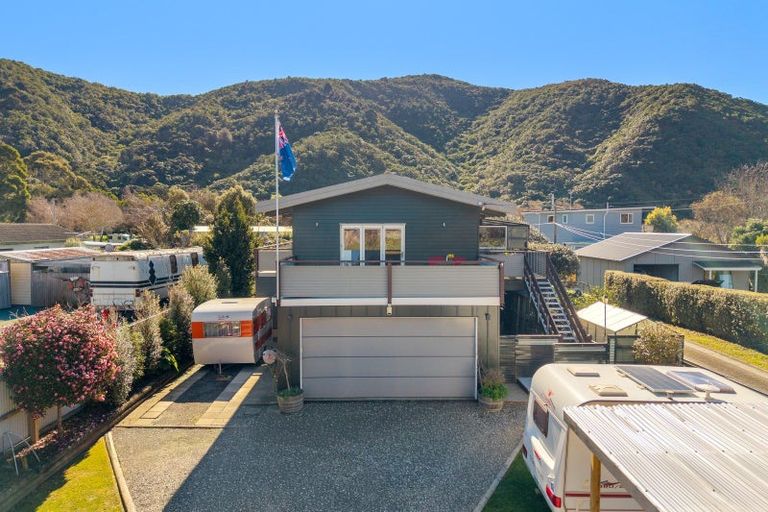Photo of property in 14 Beach Road, Waikawa, Picton, 7220