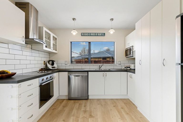 Photo of property in 28 Hawkins Place, Rangiora, 7400