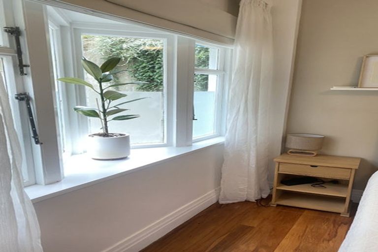 Photo of property in Sunhaven Flats, 262 Oriental Parade, Oriental Bay, Wellington, 6011