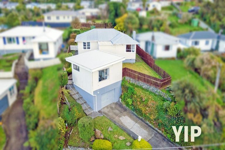 Photo of property in 62 Ruskin Road, Newlands, Wellington, 6037