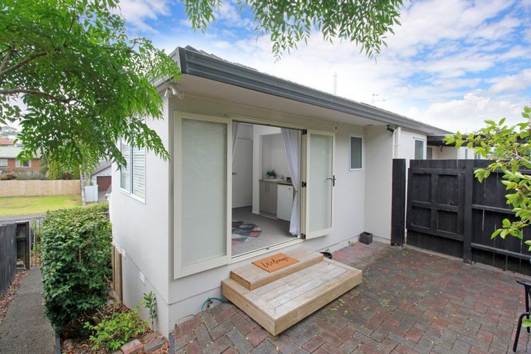 Photo of property in 2 Harbour Lights Close, West Harbour, Auckland, 0618