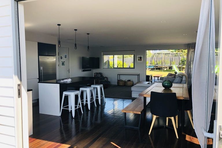 Photo of property in 560 Beach Road, Rothesay Bay, Auckland, 0630