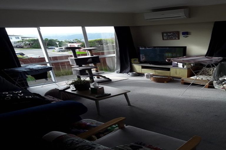 Photo of property in 23a Somes Crescent, Newlands, Wellington, 6037