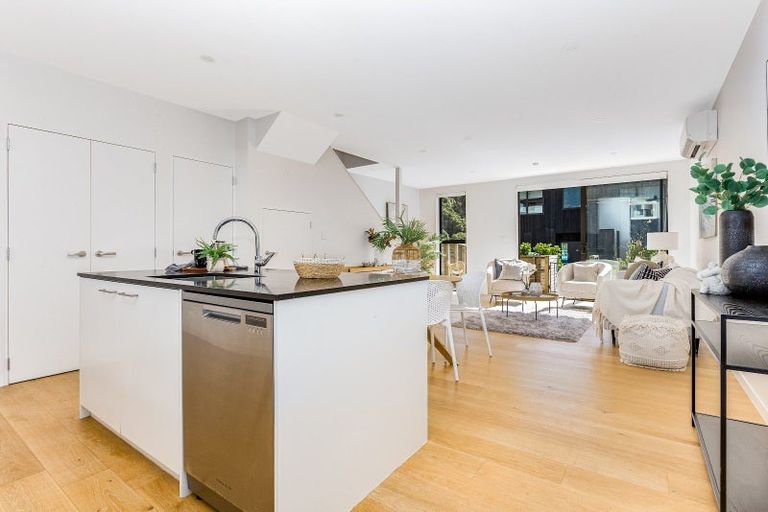 Photo of property in 24 Rua Kai Way, Brooklyn, Wellington, 6021