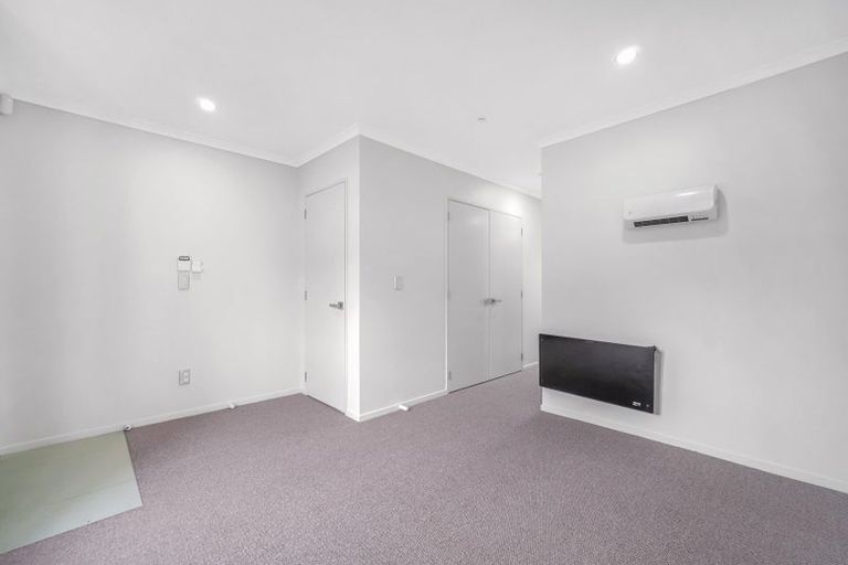 Photo of property in 2/5 Wallson Crescent, Wiri, Auckland, 2104