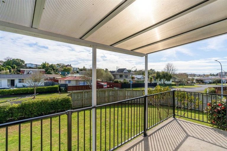 Photo of property in 2 Lachlan Drive, Dinsdale, Hamilton, 3204