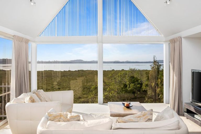 Photo of property in 25 Oakpark Place, West Harbour, Auckland, 0618