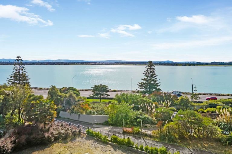 Photo of property in 4 The Brae, Mount Pleasant, Christchurch, 8081