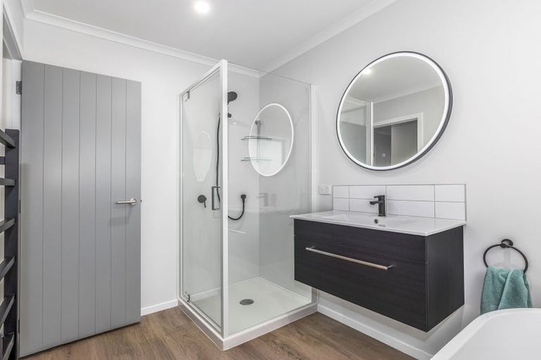 Photo of property in 11 Karearea Avenue, Waikanae, 5036