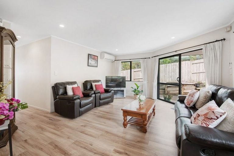 Photo of property in 2/9 Mossop Rise, Glenfield, Auckland, 0629