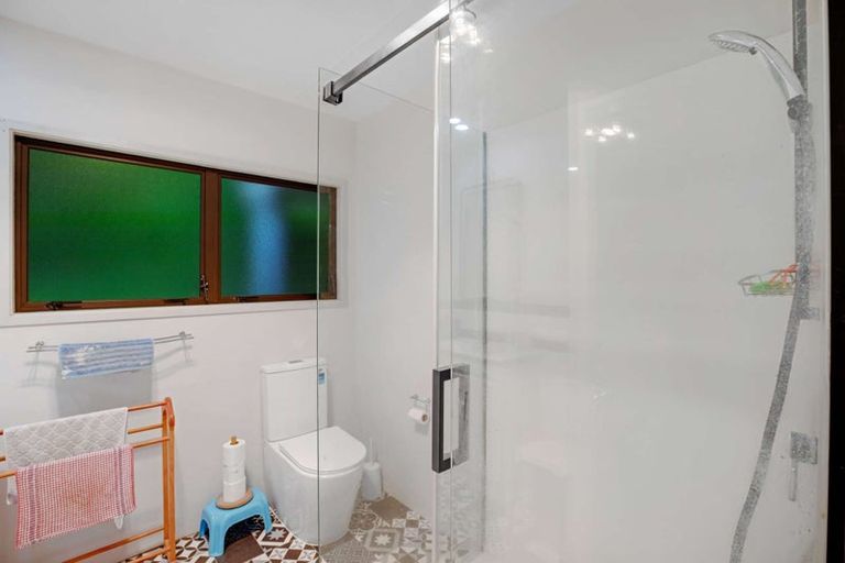 Photo of property in 2/10 Kirklow Place, Goodwood Heights, Auckland, 2105